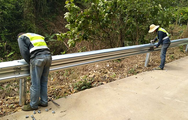 昌邑高速公路护栏的定期维护与保养